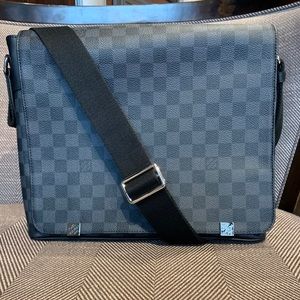Louis Vuitton District MM messenger crossbody bag